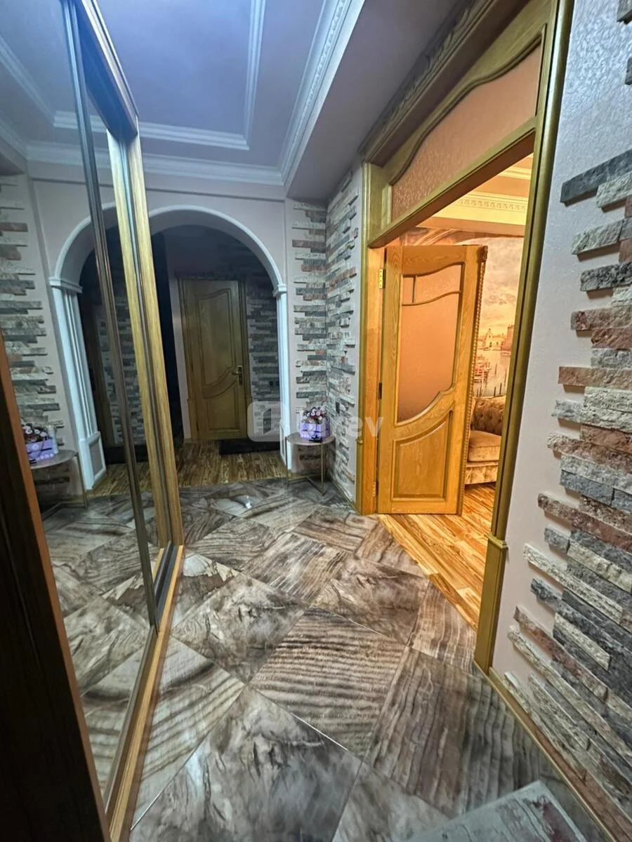 6-комнатная квартира, 3-й микрорайон, Asif Məhərrəmov küçəsi, ev 1D, Насиминский район — фото 1