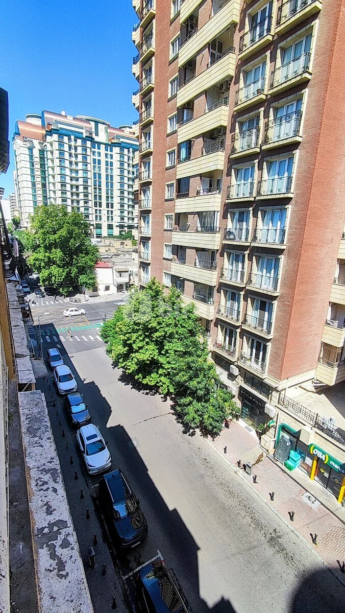 3-комнатная квартира, Насиминский район, Şamil Əzizbəyov küç., Баку — фото 1