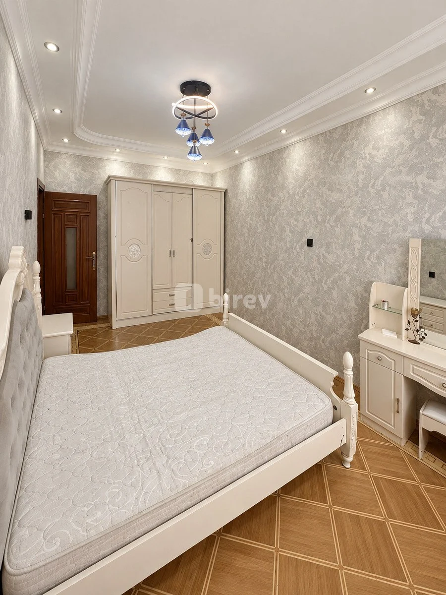 5-комнатная квартира, пос. 8-й километр, Bəhruz Nuriyev küçəsi, ev 32, Низаминский район — фото 1